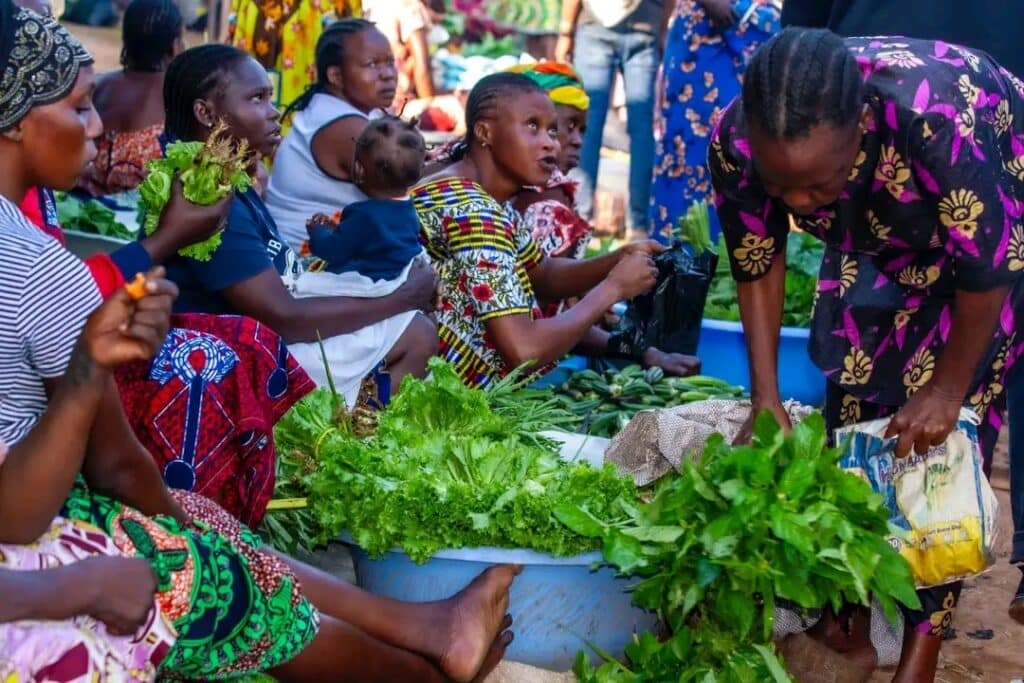 Vendeuses de légumes au marché Kette goussa