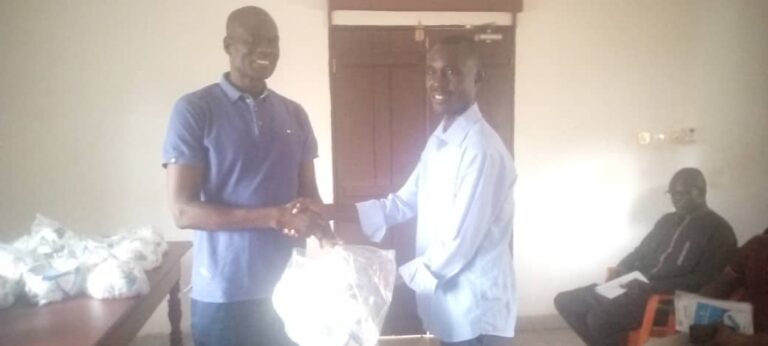 Remise des ballons par le président de la ligue de Bangui