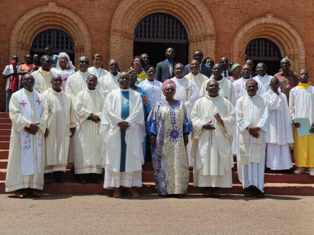 Photo de famille des 30 ans de la radio Notre Dame