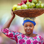 Femme africaine en train de vendre de l'avocat