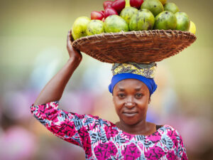 Femme africaine en train de vendre de l'avocat