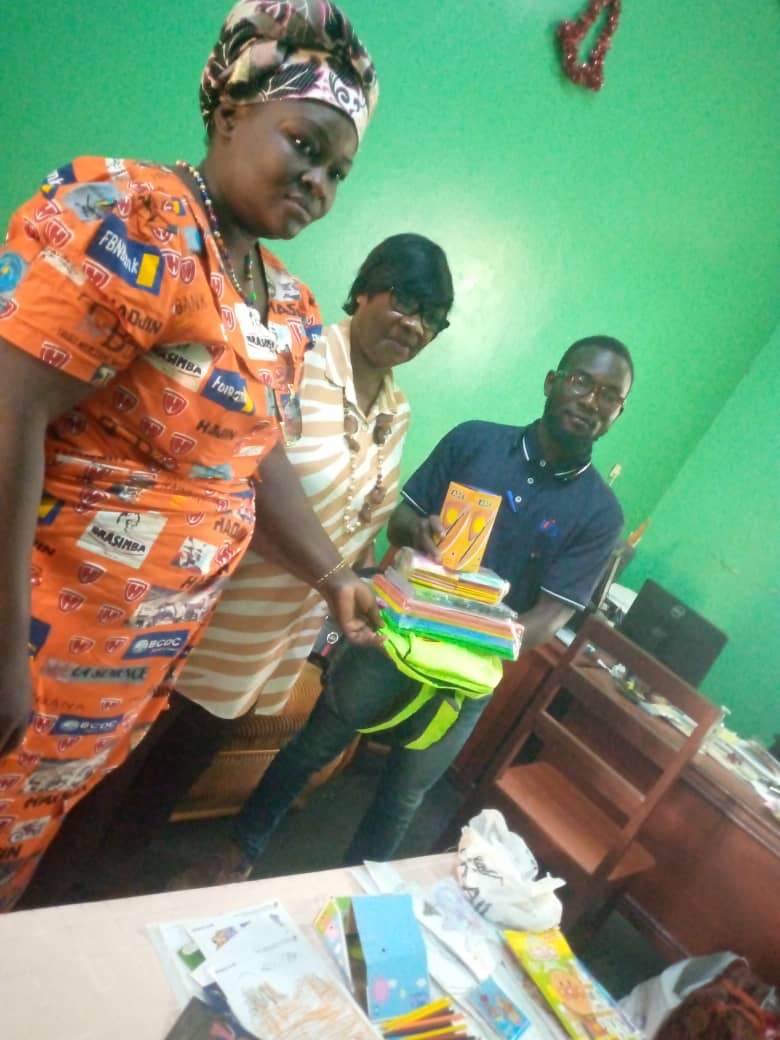 Remise des kits scolaires par la Fondation Racine du ciel aux enfants défavorisés