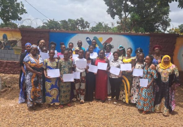 Remise des certificats de fin de formation sur la couture avec AJORA