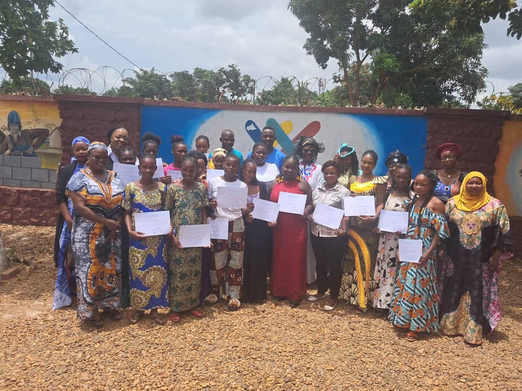 Remise des certificats de fin de formation sur la couture avec AJORA