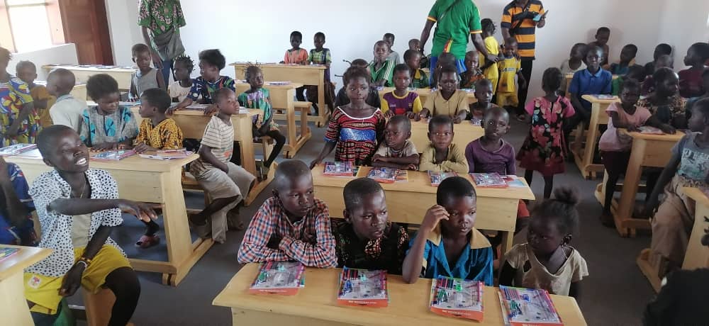 Remise d'un bâtiment à la communauté de Mboko2
